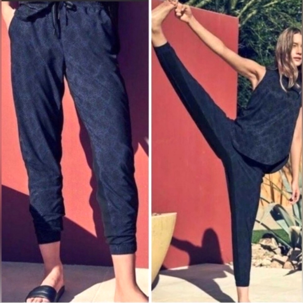 ATHLETA Brooklyn Jogger Pants Black Blue Python Print Pants Size:12